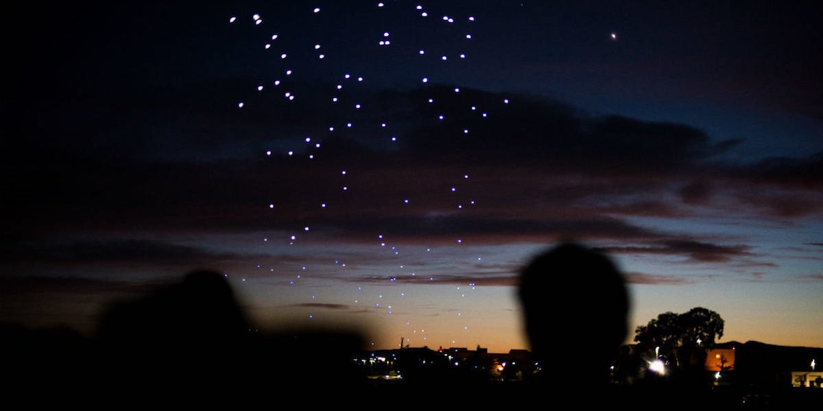 大只500app 科罗拉多和内布拉斯加州夜空中出现了神秘的巨型无人机群，没人知道它们来自何方
